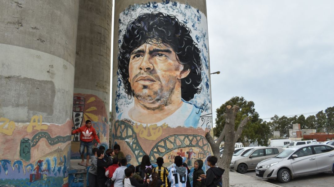 ⁣Se inauguró un mural de Maradona en el barrio Roca