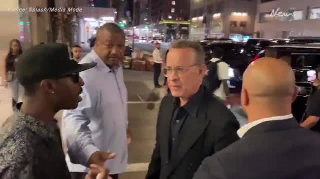 Video: Tom Hanks, furioso con sus fanáticos a la salida de un restaurante