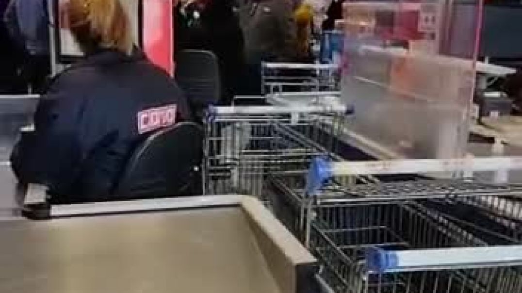 ⁣Raúl Castells irrumpió en un supermercado para reclamar comida