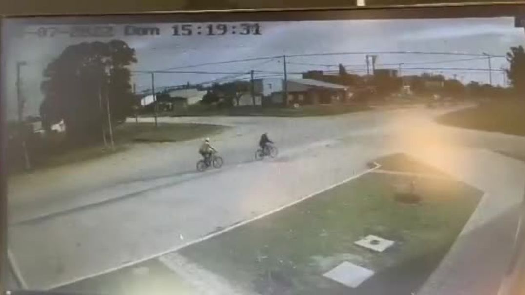 ⁣Un motociclista embistió brutalmente a dos ciclistas y huyó en Mar del Plata (imagenes sensibles)