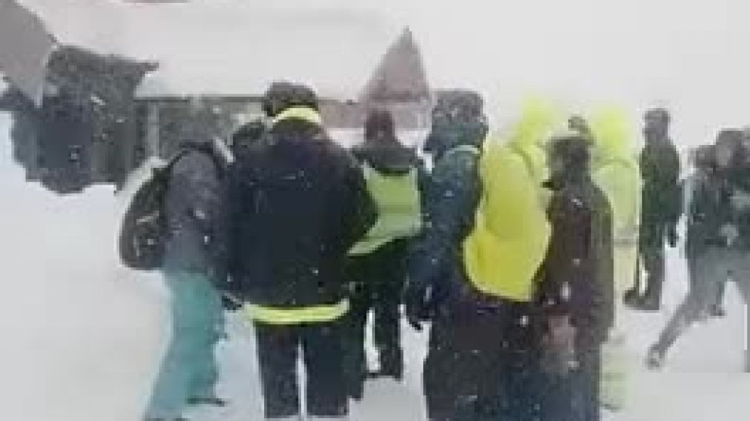 ⁣Susto en el Cerro Catedral: Un nene quedó atrapado bajo la nieve