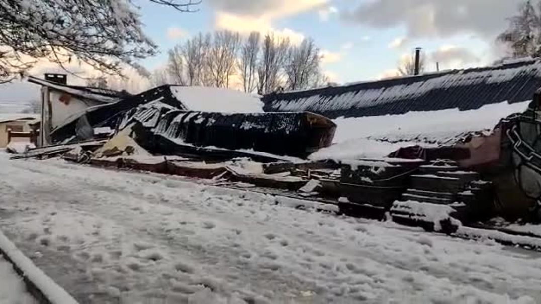 ⁣⁣Temporal de nieve: Se derrumbó el gimnasio municipal de El Hoyo