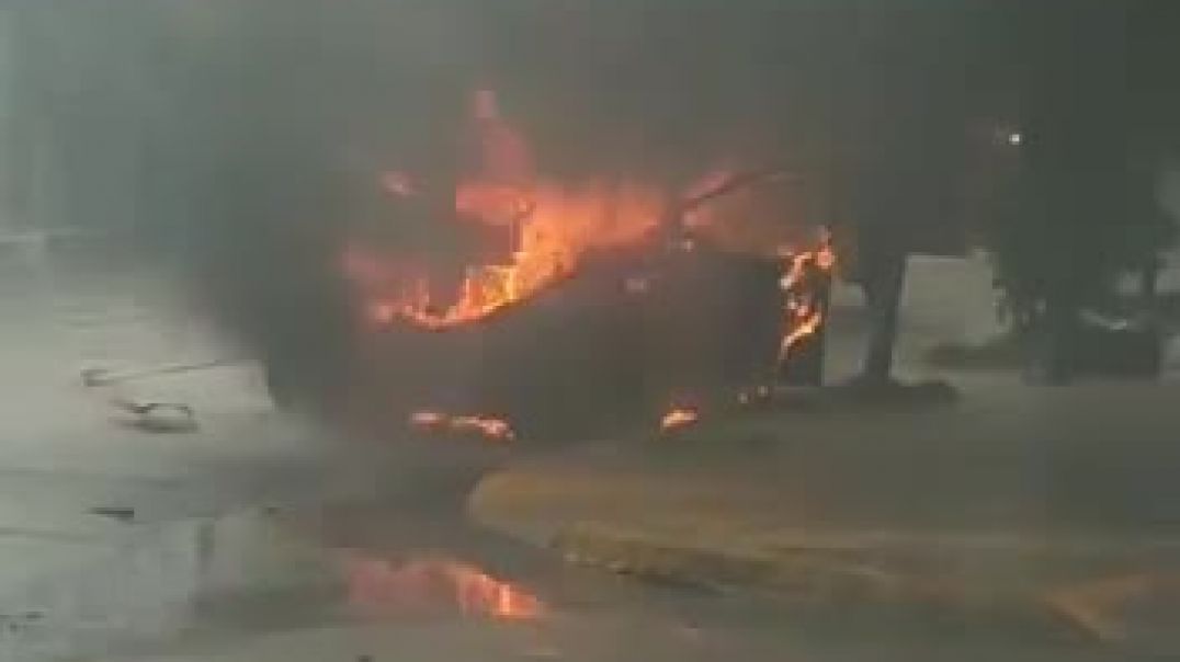 ⁣Un auto se incendió en pleno centro de Trelew