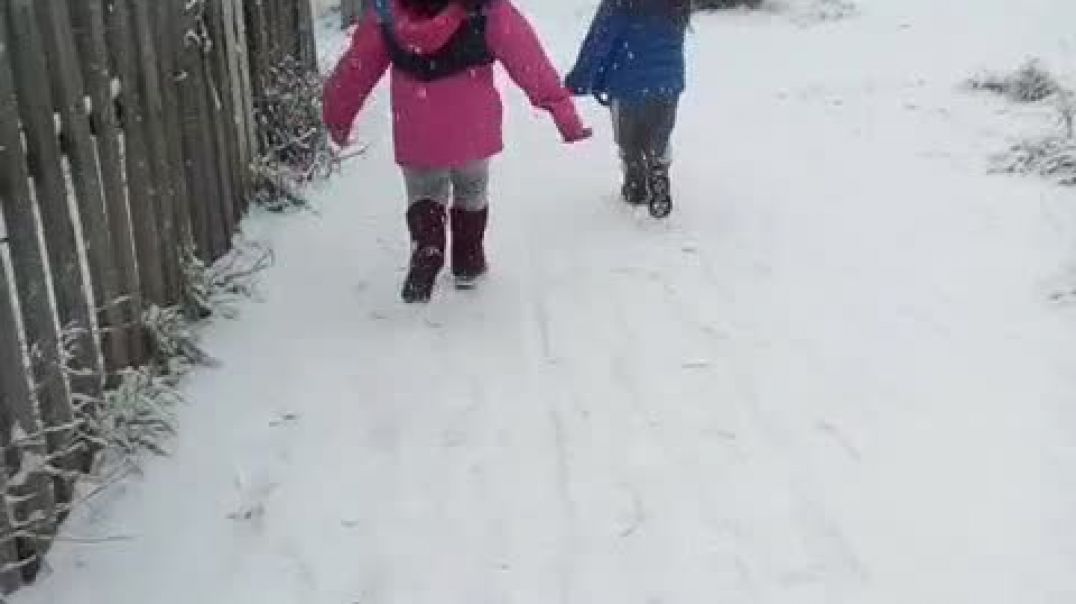 Víctor y Alué disfrutan de la nieve en Trevelin