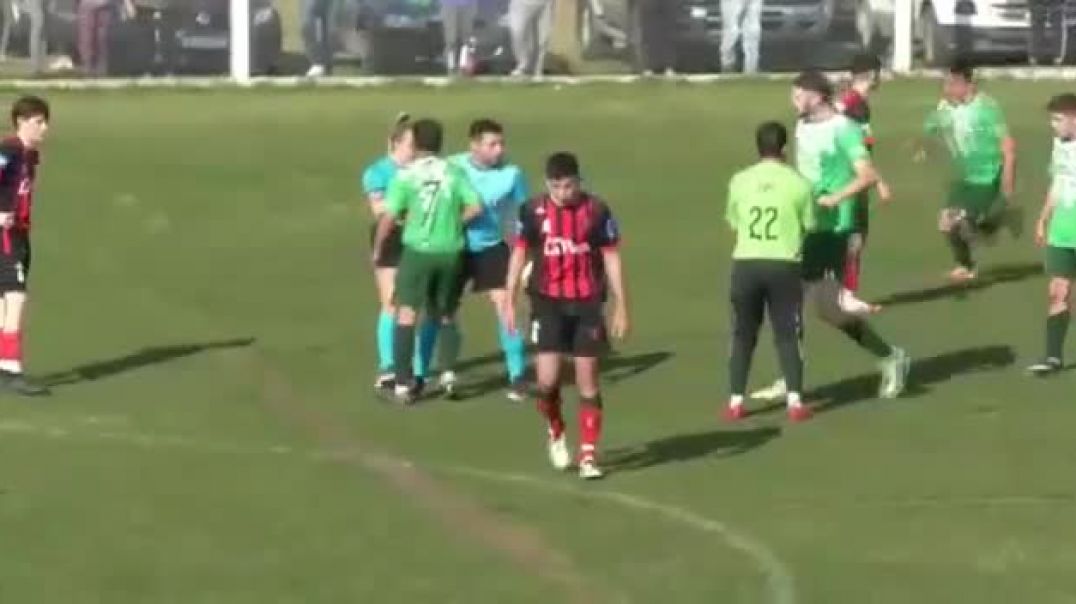 ⁣Salvaje agresión a una árbitra en un partido de fútbol de la Liga de Tres Arroyos