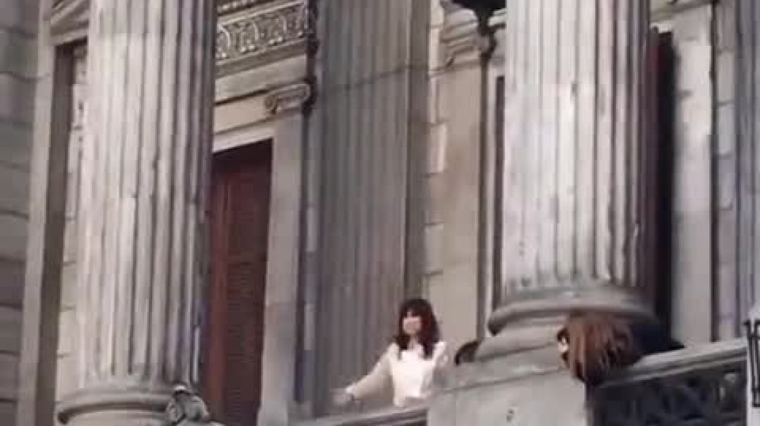 ⁣Cristina Kirchner saludó a sus seguidores desde el balcón del Senado
