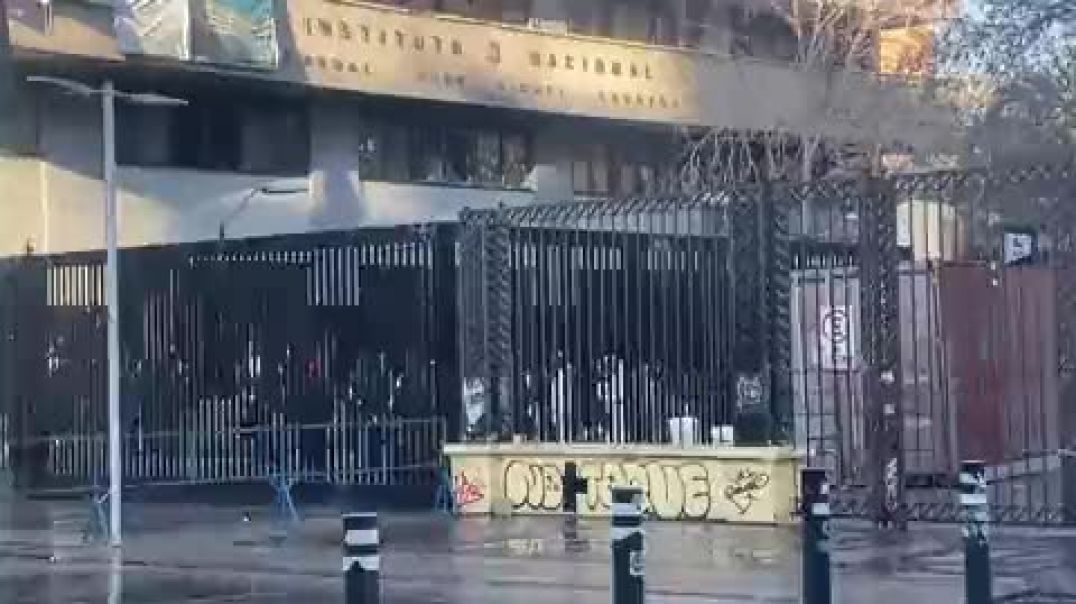⁣Incidentes fuera del Instituto Nacional en el centro de Santiago, Chile