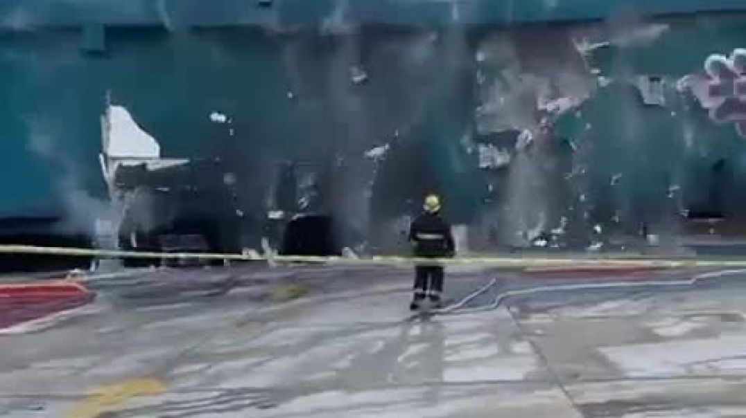 ⁣Impresionante incendio en un shopping de Punta del Este, colapsó el techo