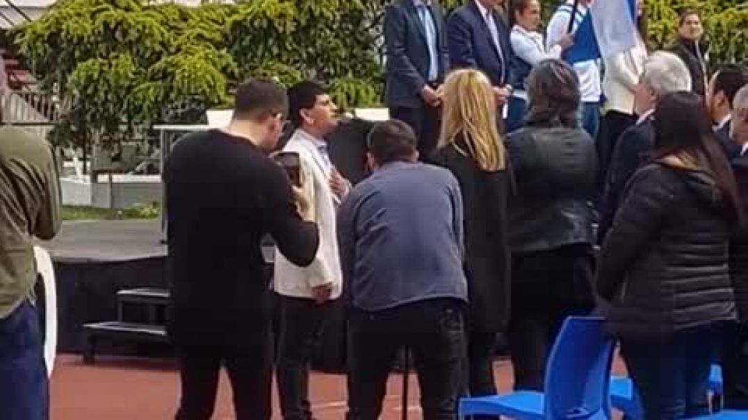 Yhosva Montoya entonando el himno nacional frente al Presidente Alberto Fernández