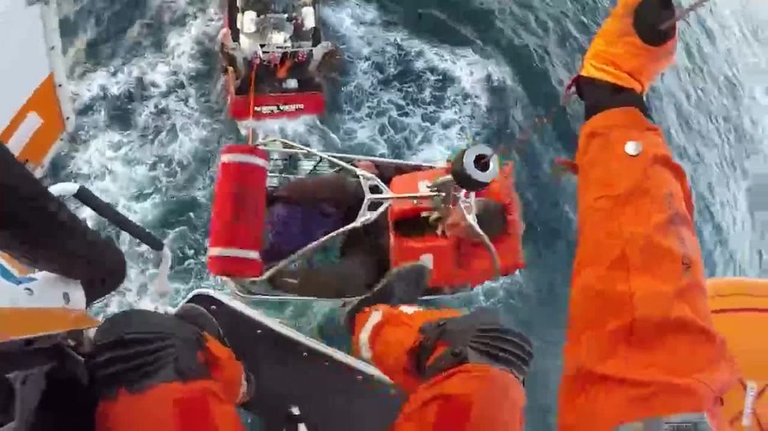 Emergencia en alta mar: aeroevacuamos de urgencia al tripulante de un pesquero que atravesaba síntom