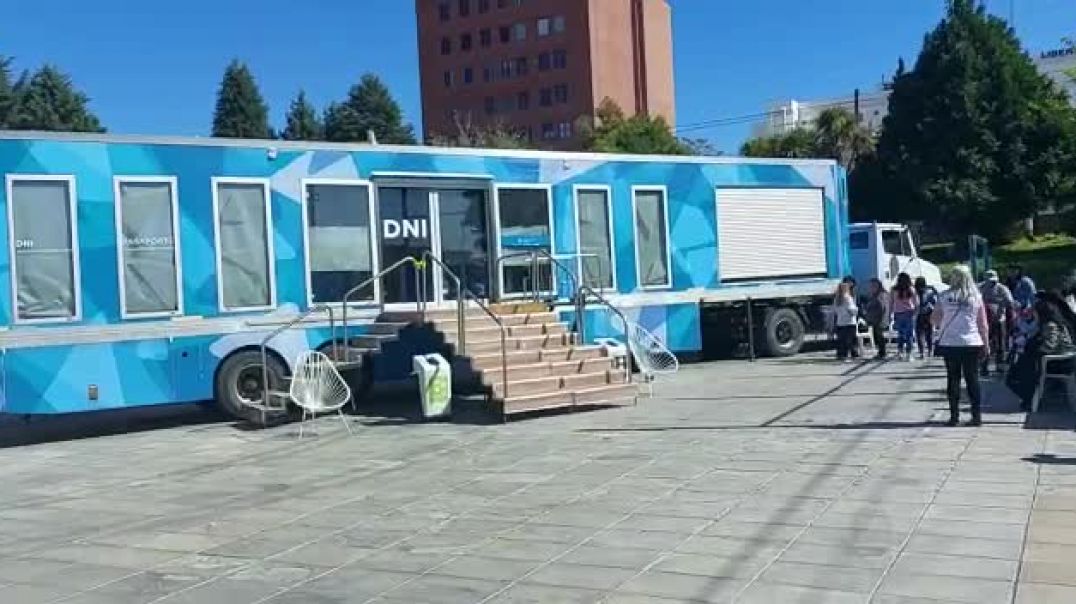 ⁣Se instaló un camión oficina para aquellos que quieran renovar su DNI o pasaporte en Trelew