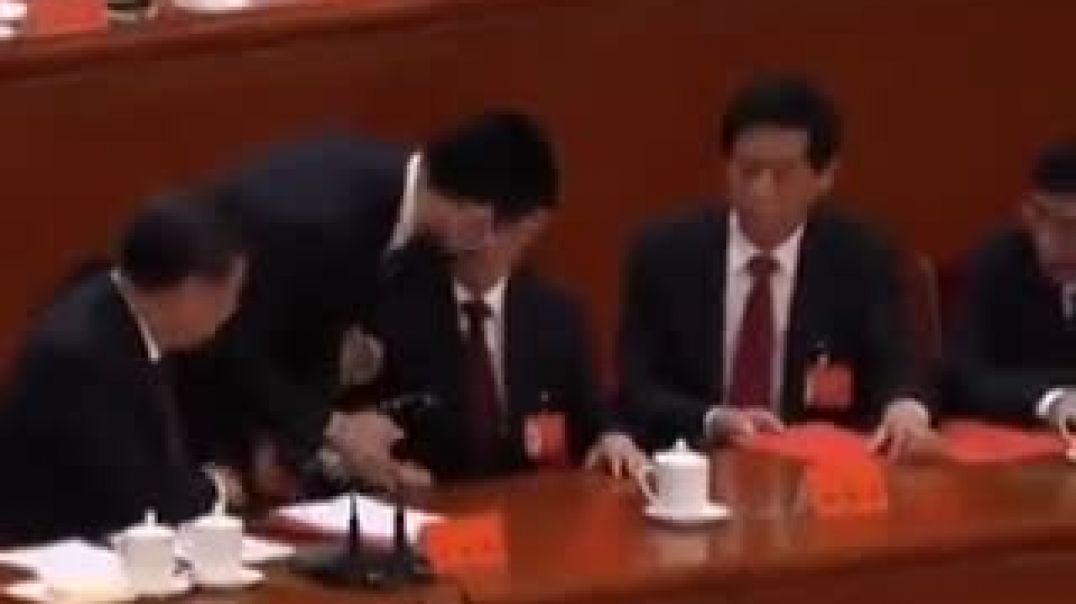 ⁣Escándalo en China: echaron a la fuerza al expresidente Hu Jintao del Congreso que reeligió a Xi Jin