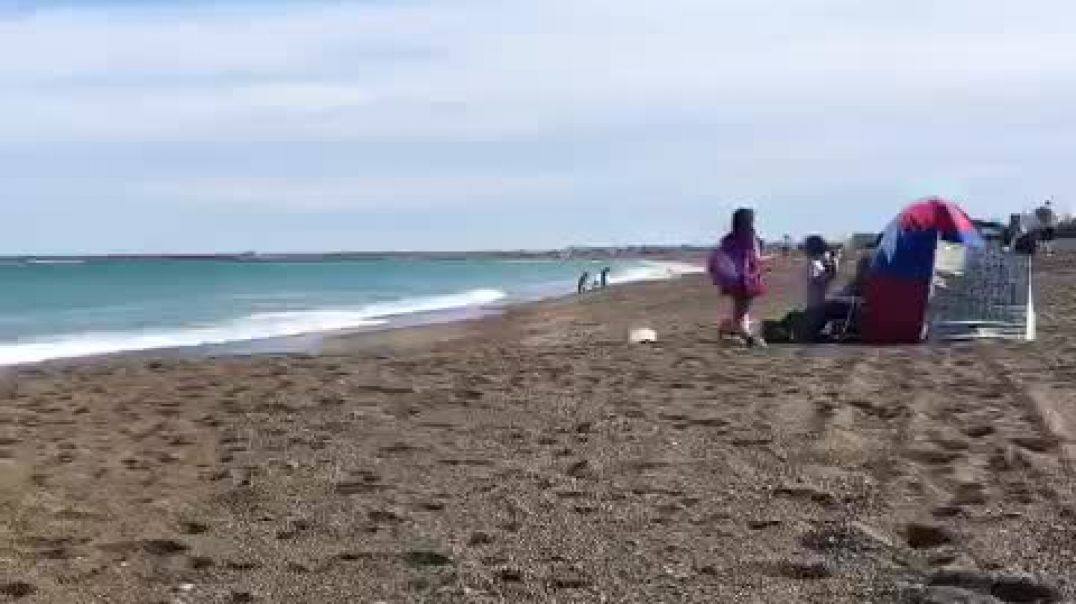 ⁣El calorcito volcó la gente a las costas de Playa Unión