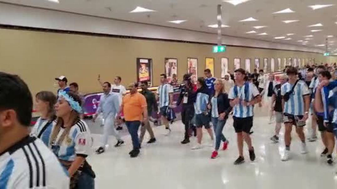 La hinchada argentina rumbo al estadio 2