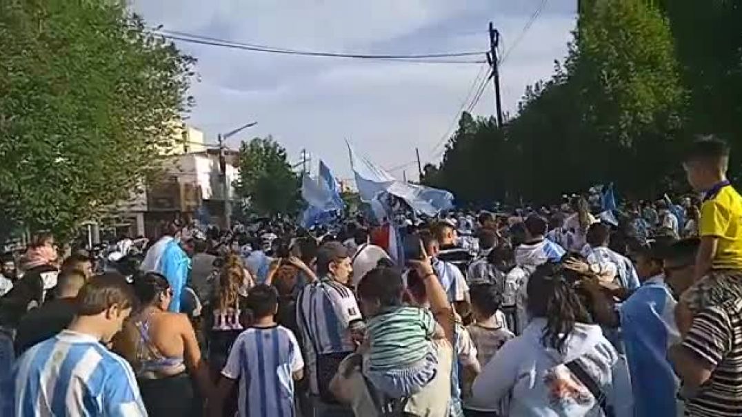 ⁣Trelew festeja la victoria de Argentina