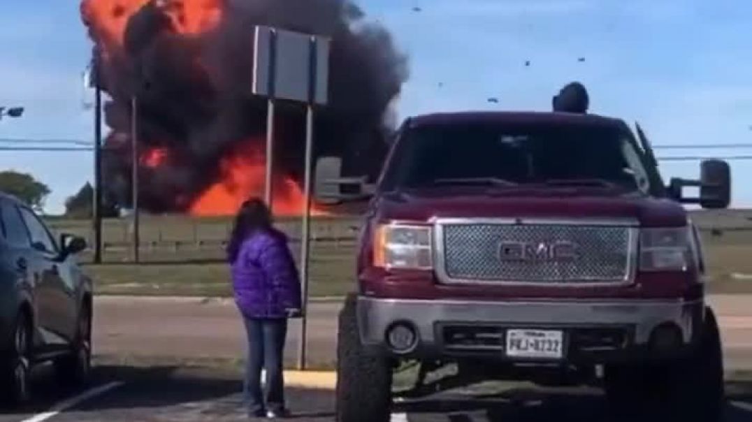 Impactante: dos aviones chocaron en el aire durante una exhibición en Texas