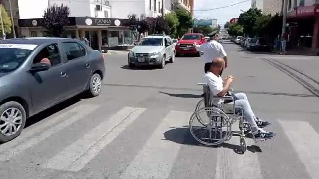 ⁣Hombre en silla de ruedas reclamó al municipio por un pago adeudado y lo sacaron a la fuerza