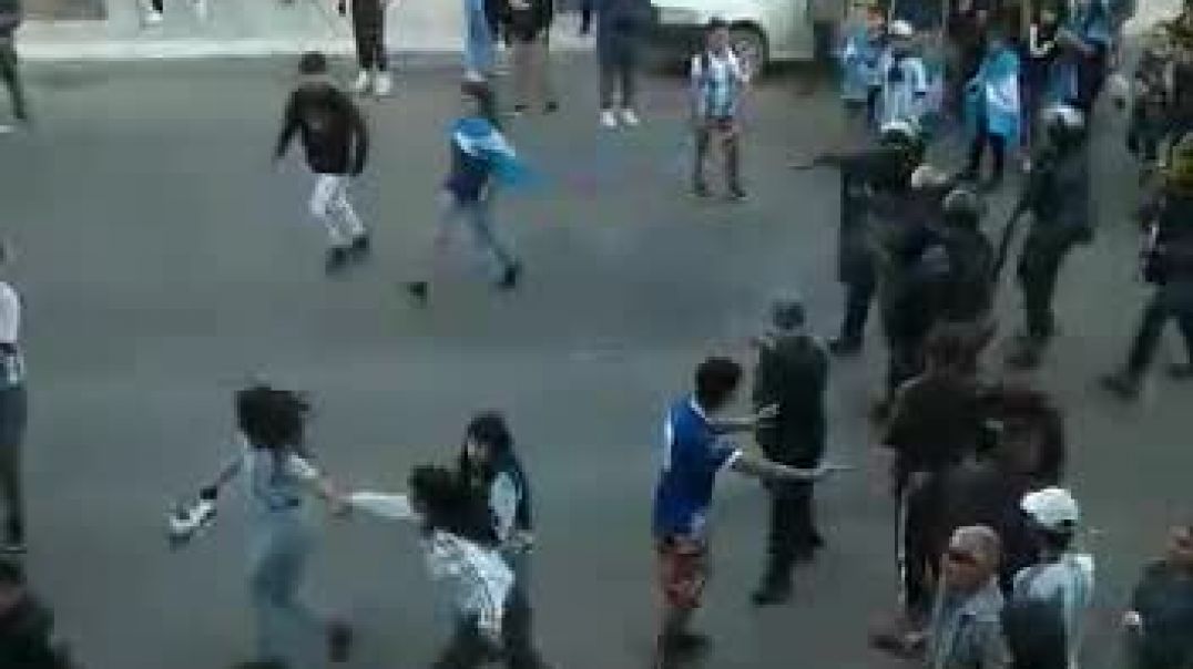 ⁣Jóvenes detenidos en Madryn luego de atacar a un policía durante los festejos de Argentina