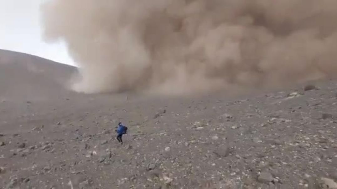 ⁣Sorprendente pulso eruptivo del volcán Láscar en Chile
