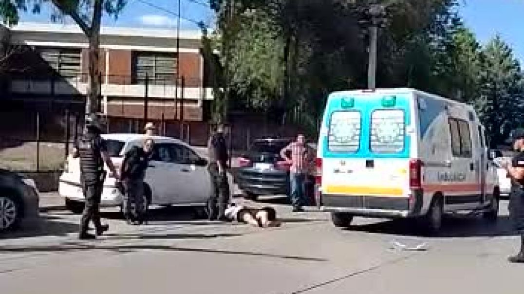 ⁣Motociclista lesionado tras chocar con un taxi en el centro de Trelew