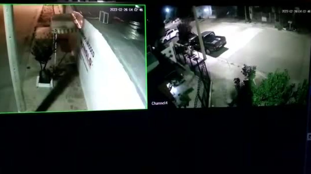 ⁣Una cámara grabó a 2 hombres mientras robaban motos en Trelew