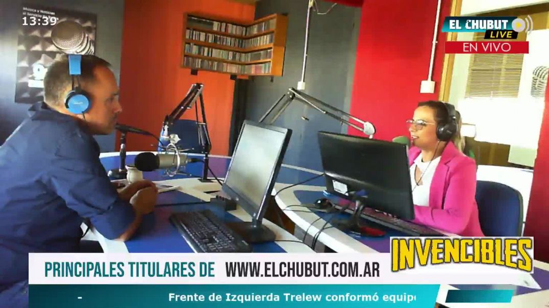 Lorena Alcalá en los estudios de FM EL CHUBUT
