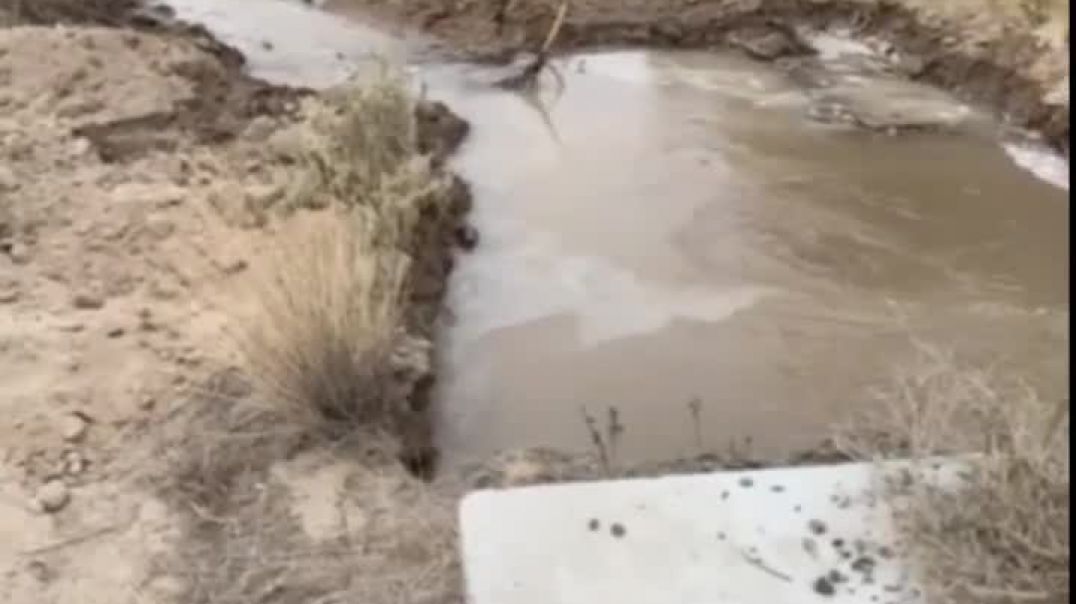 ⁣Maquinaria de Conarpesa rompió un caño maestro de agua potable en Madryn