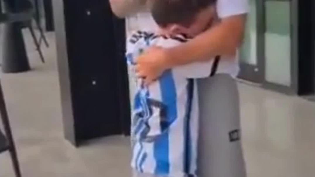 ⁣Messi le cumplió el sueño a un niño con problemas de crecimiento