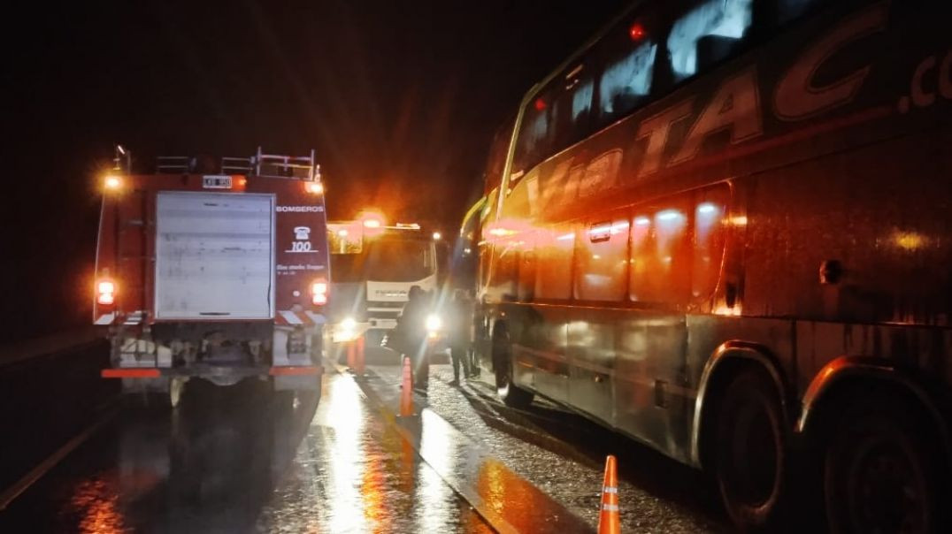 ⁣⁣Un colectivo con 46 pasajeros de Vía Tac quedó varado en la Ruta 25 y fueron trasladados a Paso de 