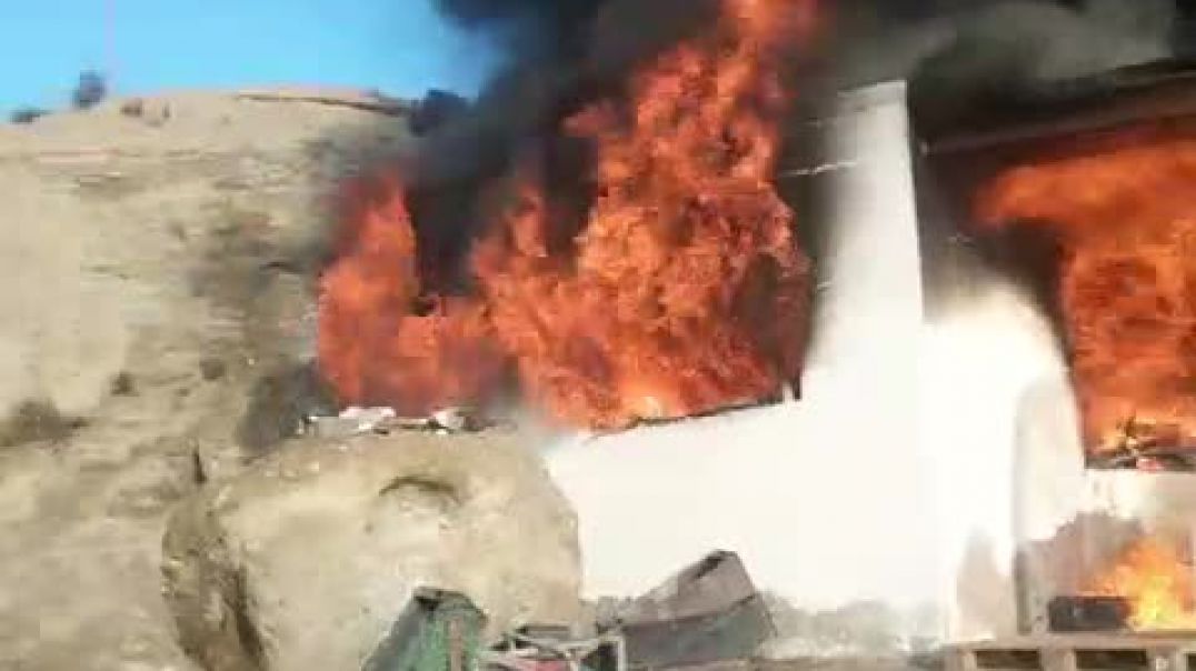 ⁣Voraz incendio destruye la casa de un pescador en Playa Larralde