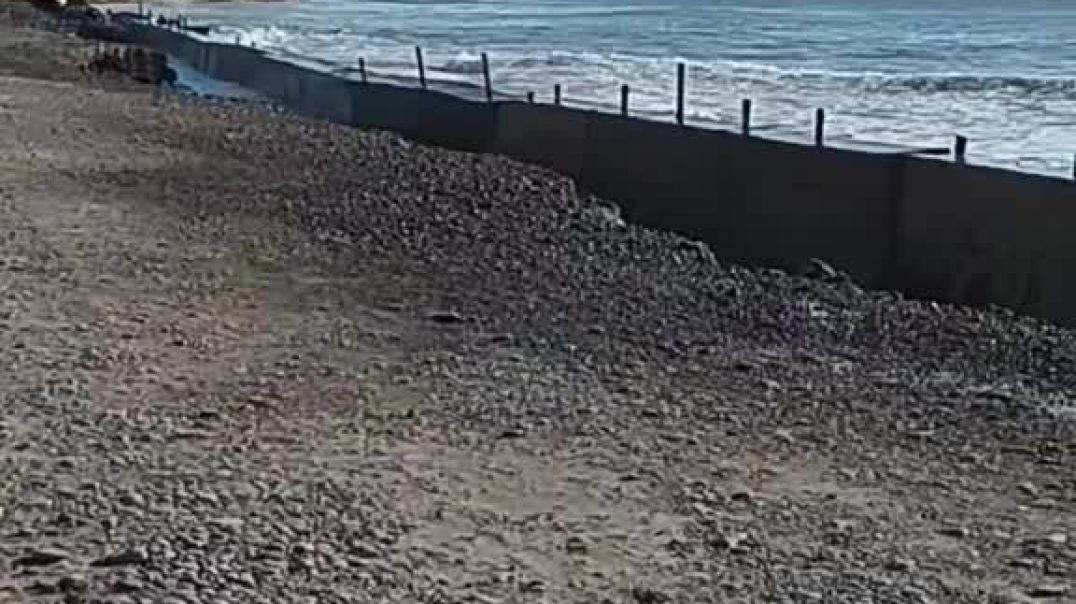 ⁣El agua llegó al muro de contención en playa Bonita