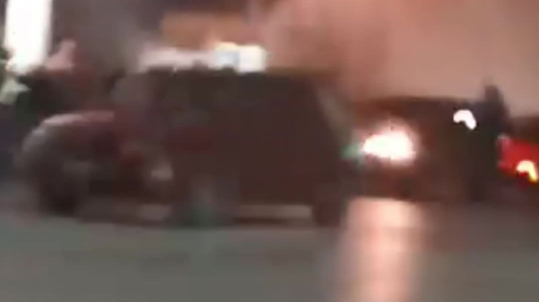 ⁣Un auto se incendió en la fila para cargar combustible