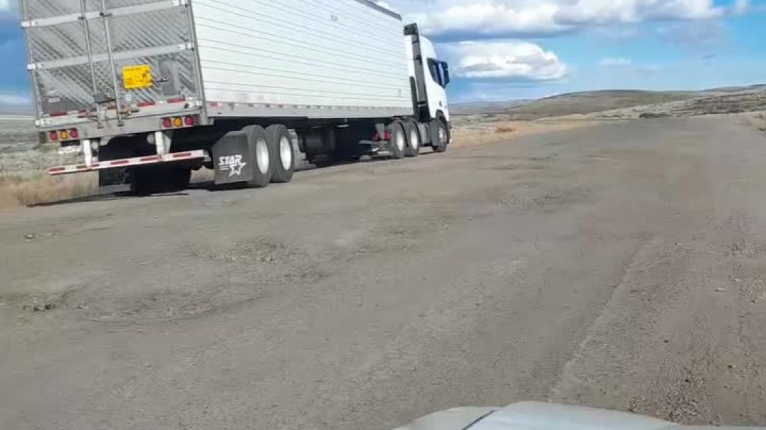 ⁣Camionero maniobrando en Ruta 40