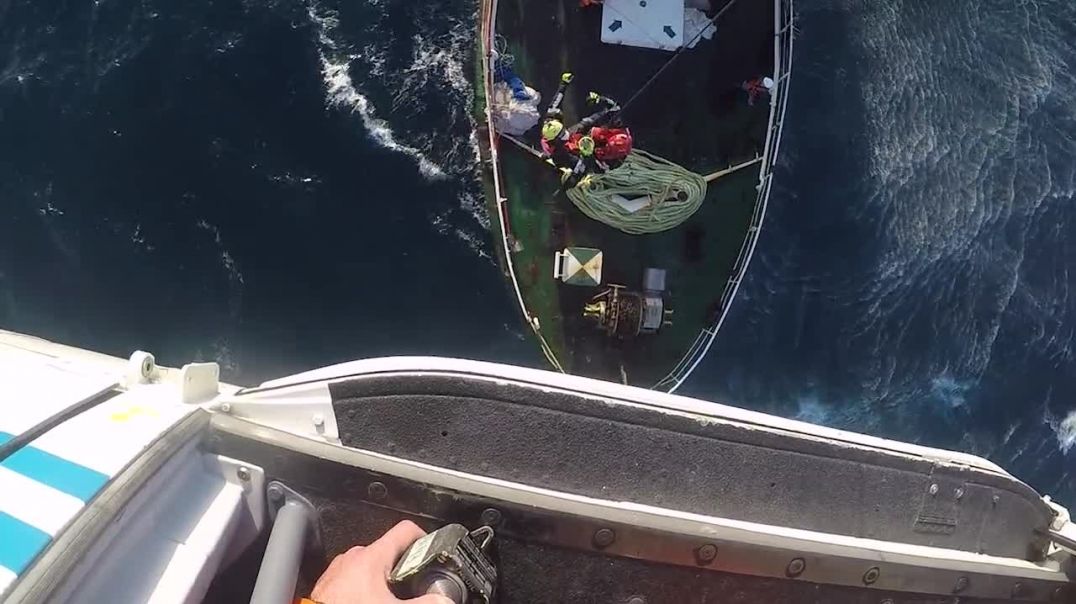 ⁣Prefectura aeroevacuó de urgencia a un marinero de un barco cerca de Camarones