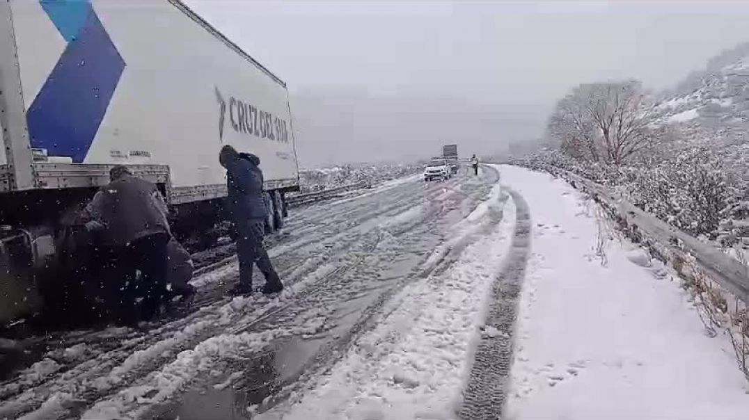 Camión despistó por las intensas nevadas en Ruta 3