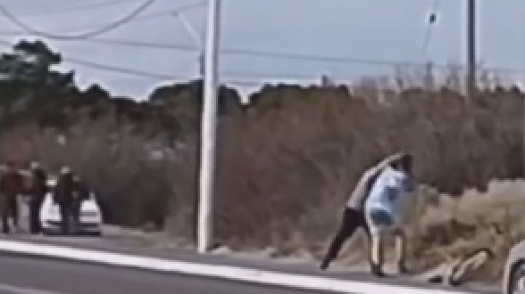 ⁣Se difundió un video de un ciclista y un hombre a los golpes en plena calle 