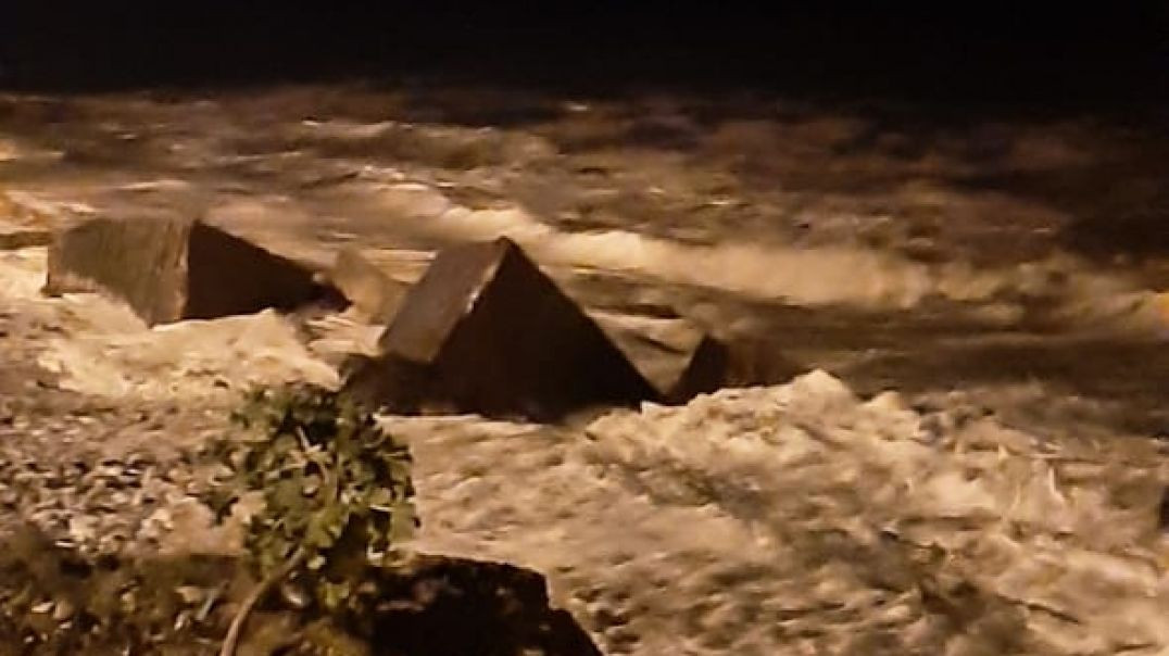 ⁣Nueva marejada en Playa Magagna: el agua pasó la defensa
