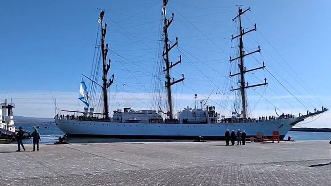 ⁣Arribo de la Fragata Libertad al Puerto de Comodoro Rivadavia.