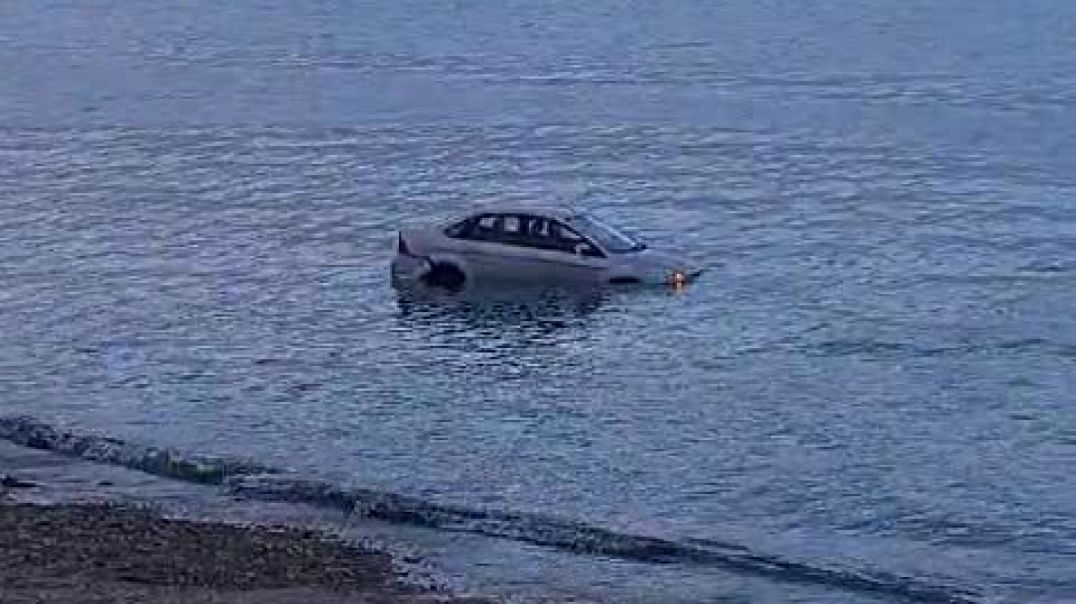 ⁣Dejó el auto estacionado, le falló el cambio y terminó en el mar 