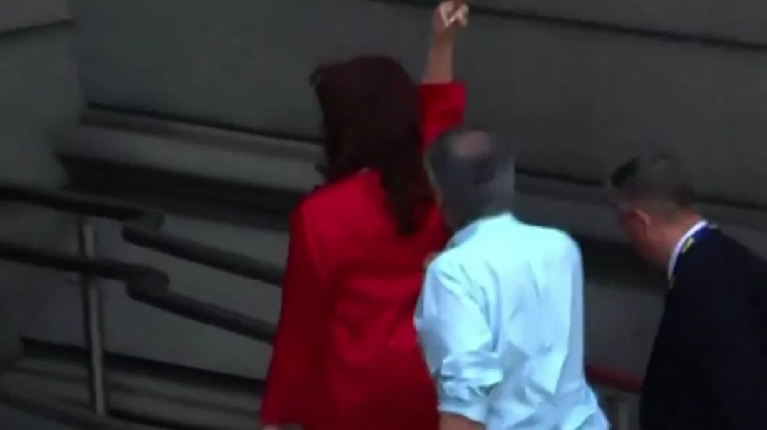 ⁣Cristina Kirchner hizo "fuck you" en el ingreso al Congreso de la Nación
