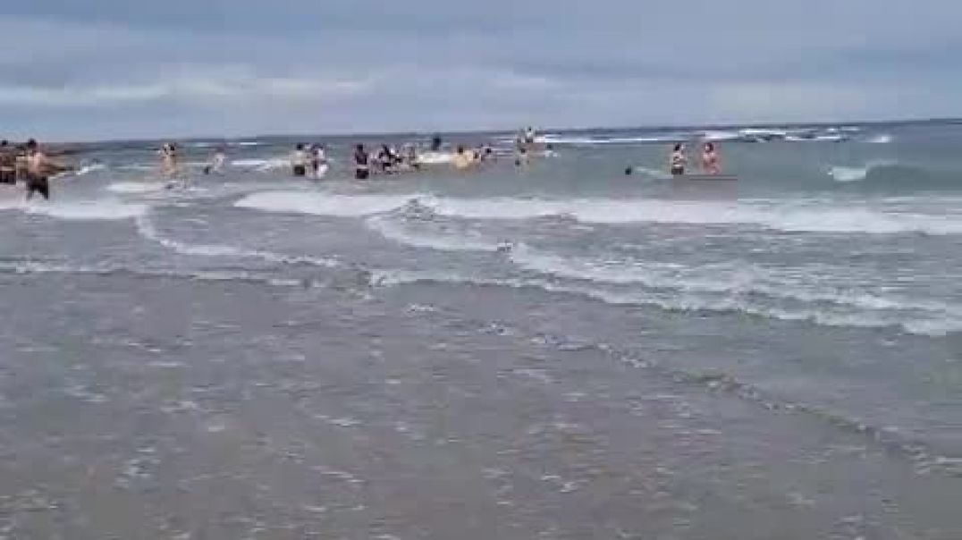 ⁣Dramático rescate en Playa Los Límites: bañistas y guardavidas fueron atrapados por la corriente