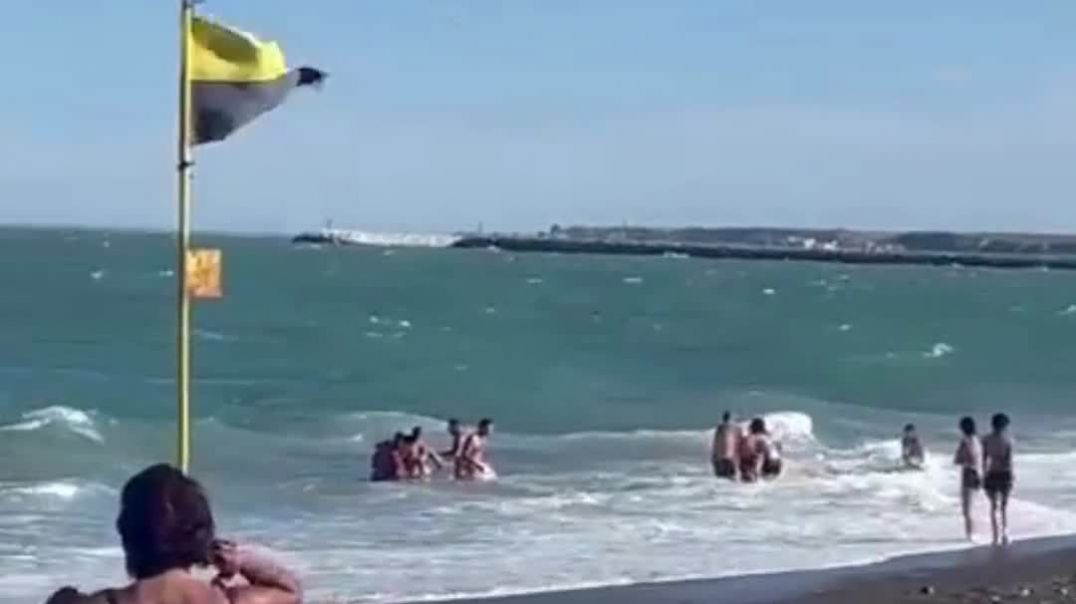⁣Guardavidas rescataron a un joven en Playa Unión