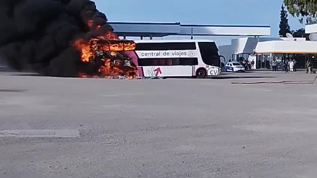 ⁣Un colectivo se prendió fuego en una estación de servicios de Madryn
