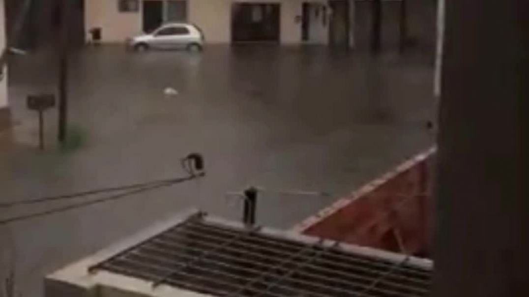 ⁣Encontraron una persona muerta flotando en medio del temporal en Lanús