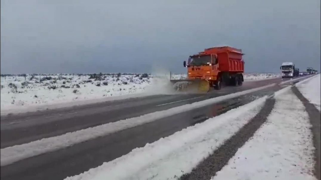 ⁣Camión barredor de nieve en acción en la Ruta N°3