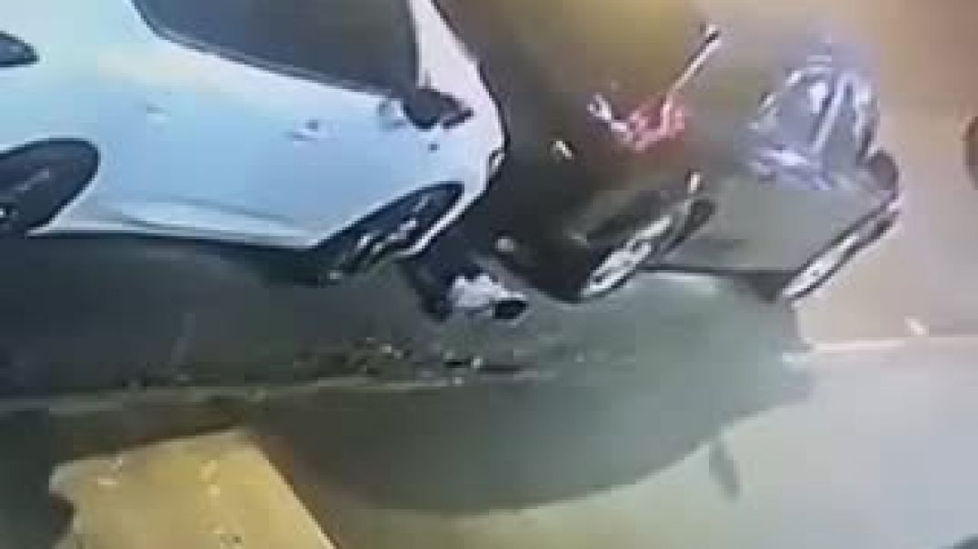 ⁣Una mujer fue asaltada y estrangulada con un cinto en New York y luego arrastrada entre dos autos