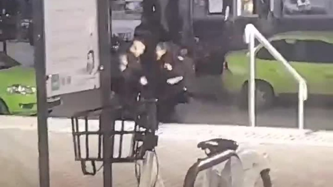 Policías a las trompadas en la terminal de colectivos de Santa Fe