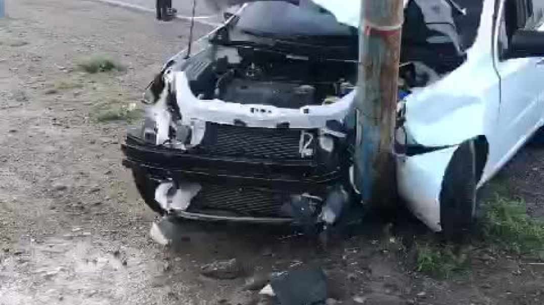 ⁣Un auto se estrelló contra una columna de alumbrado en la avenida Eva Perón