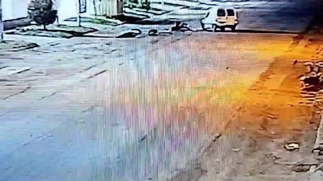 ⁣Gaiman: una camioneta se cruzó e impactó contra una pareja que iba en moto