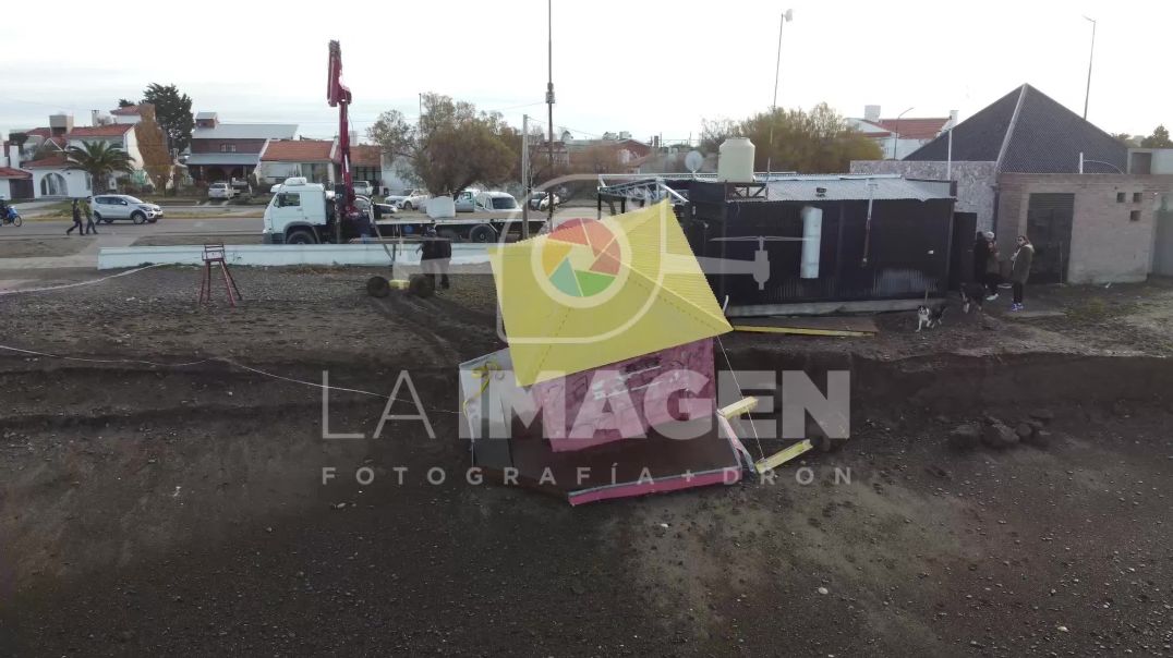 ⁣Playa Unión: Una caseta de guardavidas se desplomó por la marejada